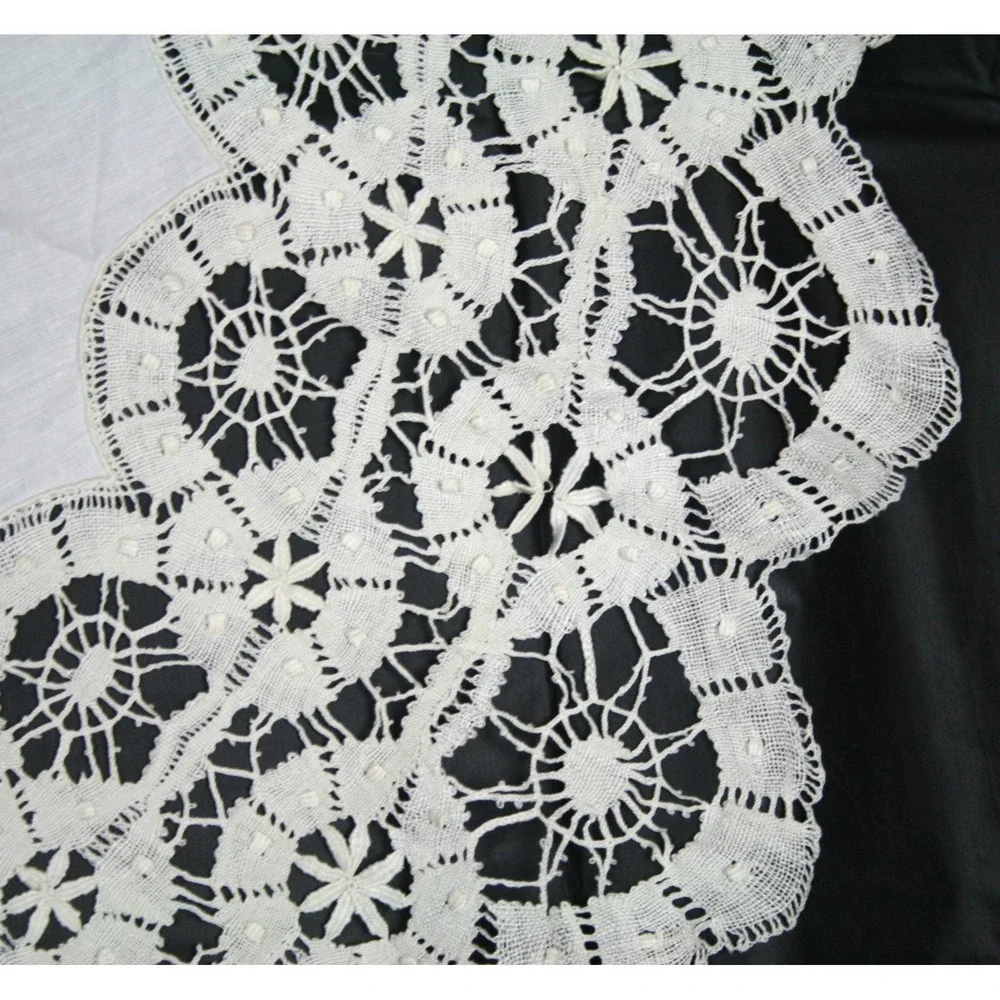 Vintage Torchon Cluny Bobbin Lace Table Topper / Centerpiece 32 Inch